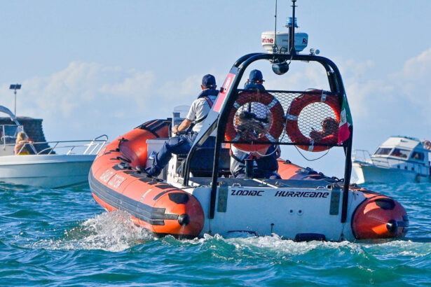 Nuotatore 25enne scompare in mare, poi il miracolo a mezzanotte: "Mamma, sto bene" 12