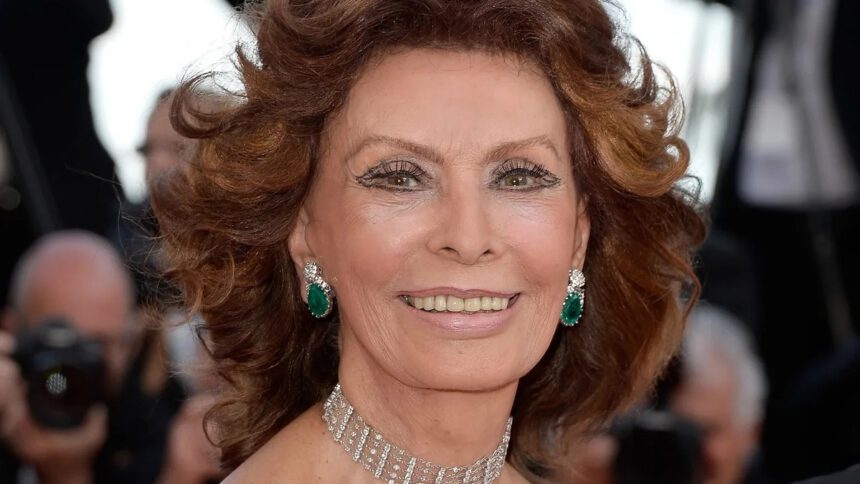 Sophia Loren a 90 anni dimostra che l’età è solo un numero: la rivedremo presto sul set? 2 Sophia Loren a 90 anni dimostra che l’età è solo un numero: la rivedremo presto sul set? 1