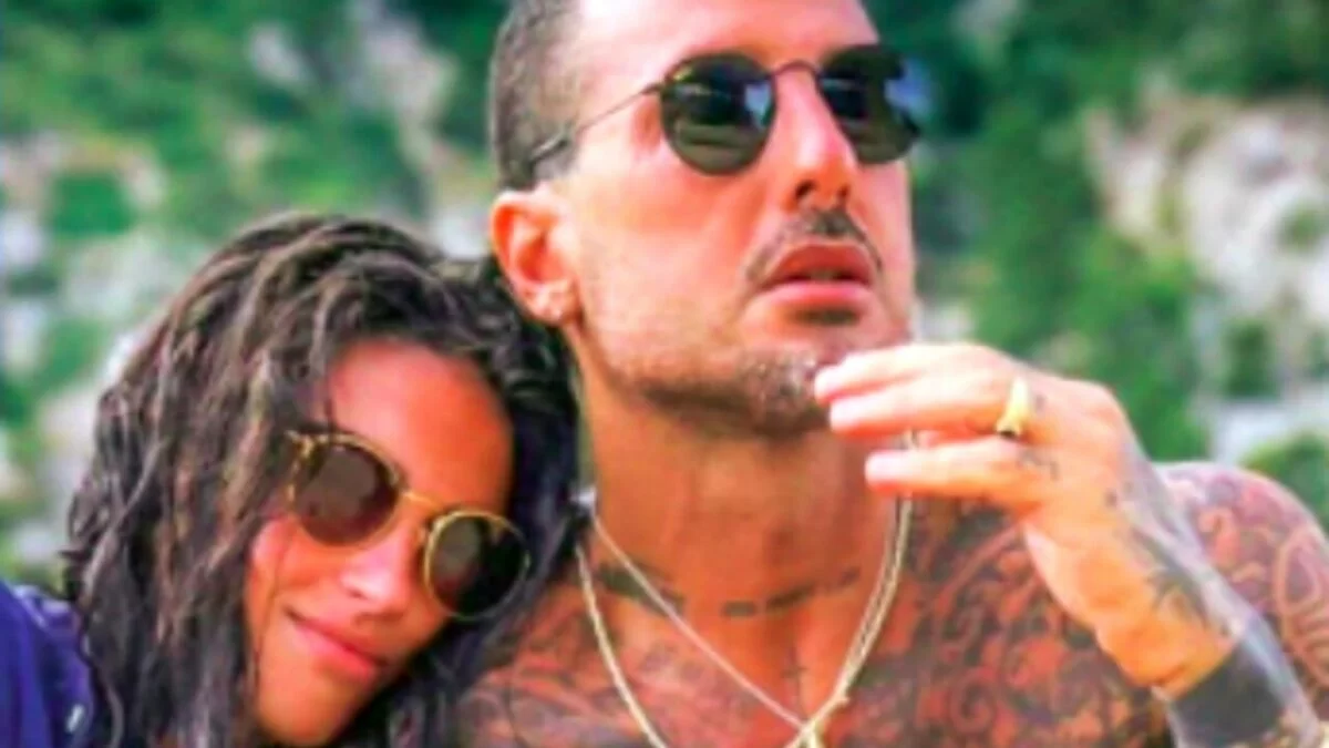 Fabrizio Corona sposa la 22enne Sara Barbieri: "Vorrei un figlio, lei non è una bambina" 17