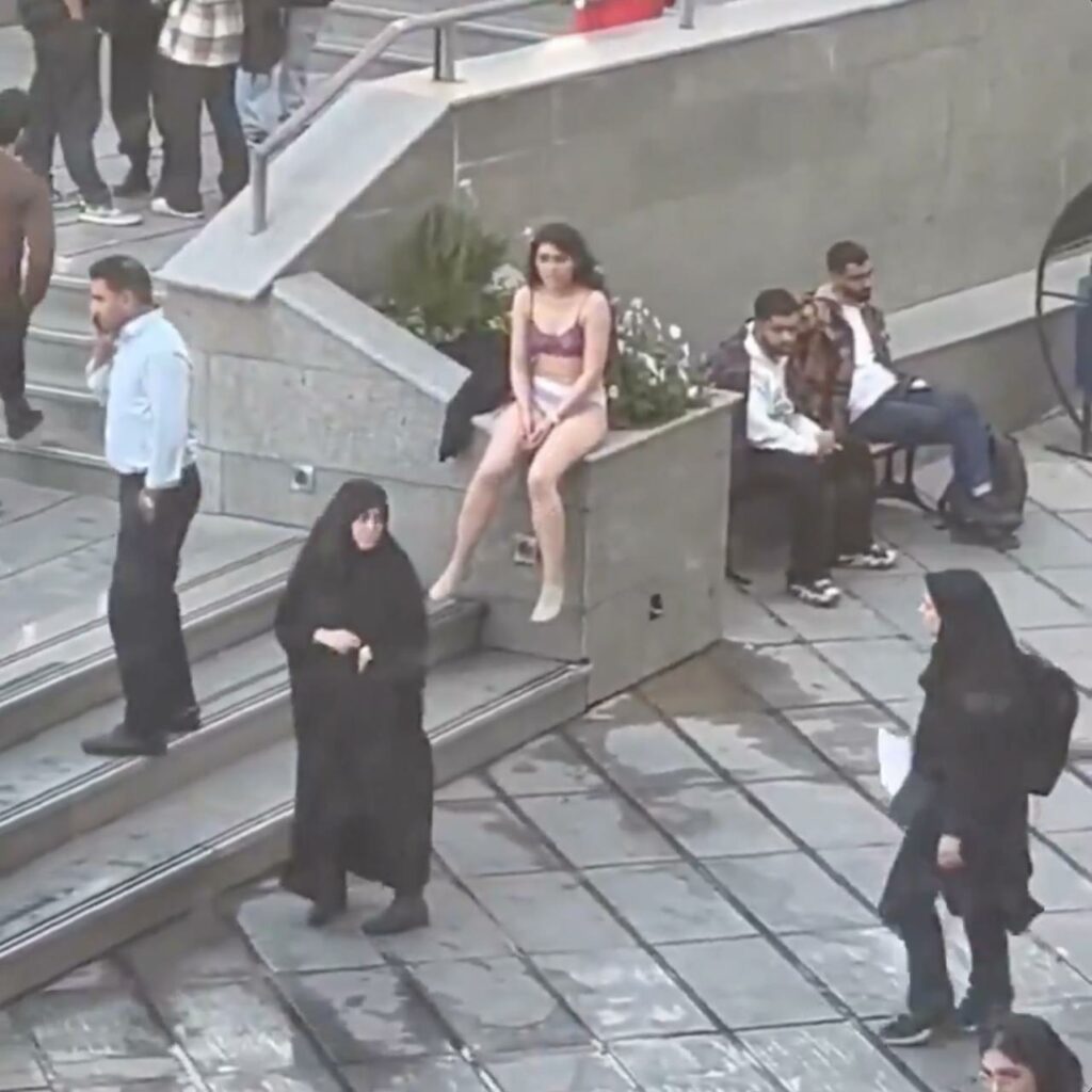 Liberata Ahou Daryaei che si era spogliata per protesta, contro di lei nessuna accusa 3