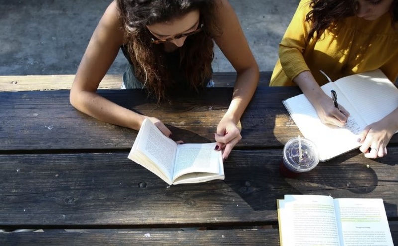 Come studiare per l'appello di settembre senza rovinarsi le vacanze? 3 strategie per studenti 3