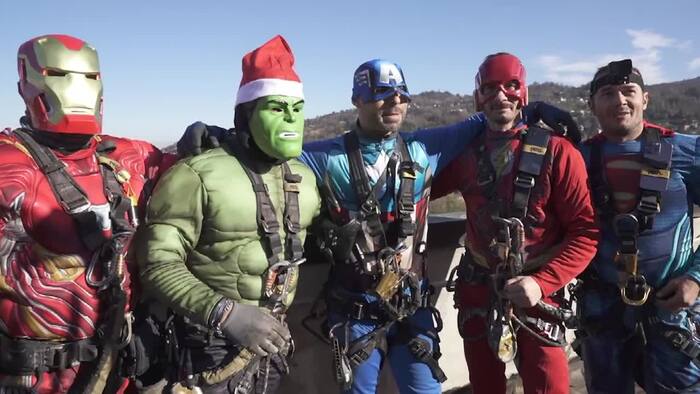 Babbi Natale si arrampicano sull'ospedale per regalare sorrisi ai bambini 3