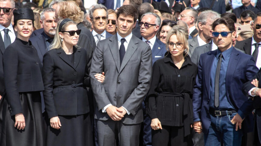 Grande attesa per il testamento di Berlusconi: cosa lascerà ai figli e a Marta Fascina. E spuntano altri 19 immobili 2 Grande attesa per il testamento di Berlusconi: cosa lascerà ai figli e a Marta Fascina. E spuntano altri 19 immobili 1