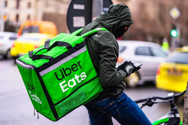 Il Tribunale costringe Uber Eats a richiamare 4mila rider licenziati: "Decisione storica" 35