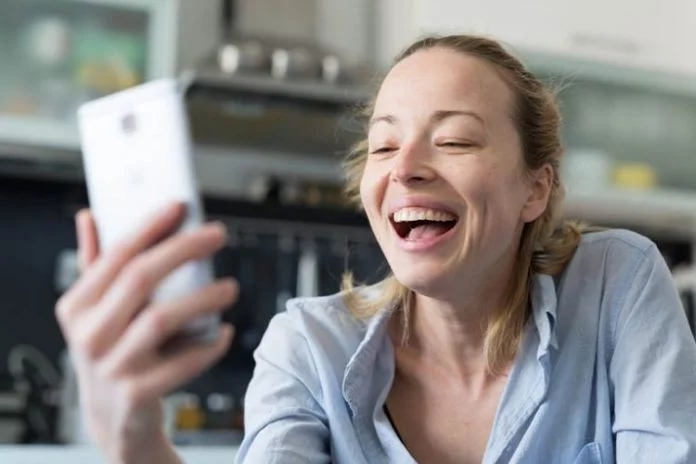 Arriva la Videocamera Live di ChatGPT, permette di interagire dal vivo con l'AI 3