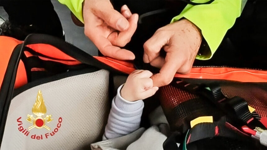 Bimbo di tre mesi scampato al maltempo stringe la mano del vigile che l'ha salvato: "Ecco il senso del nostro lavoro" 2 Bimbo di tre mesi scampato al maltempo stringe la mano del vigile che l'ha salvato: "Ecco il senso del nostro lavoro" 1