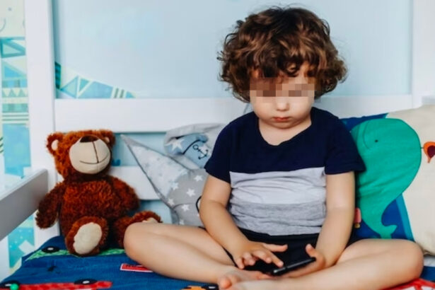 Bimbo di 7 anni tira il freno a mano e chiama il 112: "Ha salvato il papà da un infarto" 19