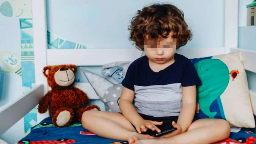 Bimbo di 7 anni tira il freno a mano e chiama il 112: "Ha salvato il papà da un infarto" 9
