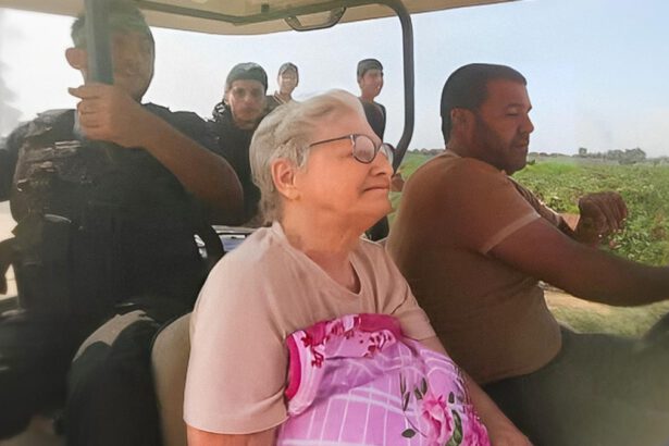 Yaffa Adar, la nonna 85enne rapita e mostrata come trofeo: "Sorride, ha una forza indistruttibile" 10