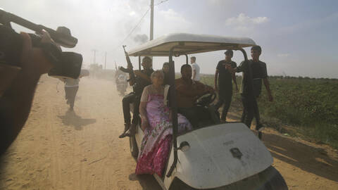 Yaffa Adar, la nonna 85enne rapita e mostrata come trofeo: "Sorride, ha una forza indistruttibile" 5