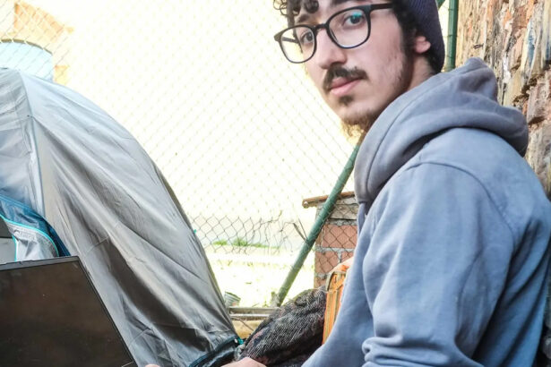 Rider guadagna 350 euro al mese e dorme in tenda: "Commosso dalla solidarietà, ricevo proposte di lavoro" 87