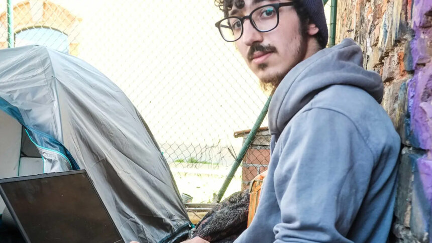 Rider guadagna 350 euro al mese e dorme in tenda: "Commosso dalla solidarietà, ricevo proposte di lavoro" 1