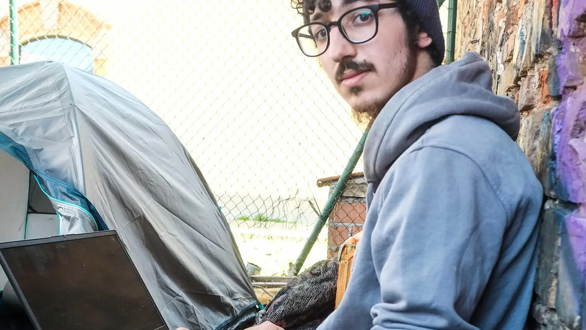 Rider guadagna 350 euro al mese e dorme in tenda: "Commosso dalla solidarietà, ricevo proposte di lavoro" 13