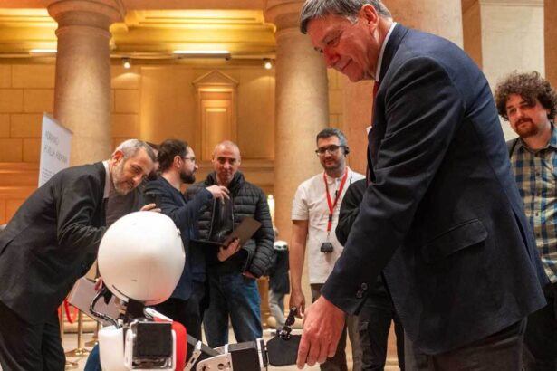 ADRIANO è il primo dipendente robot della PA: esprime emozioni e stringe la mano 13