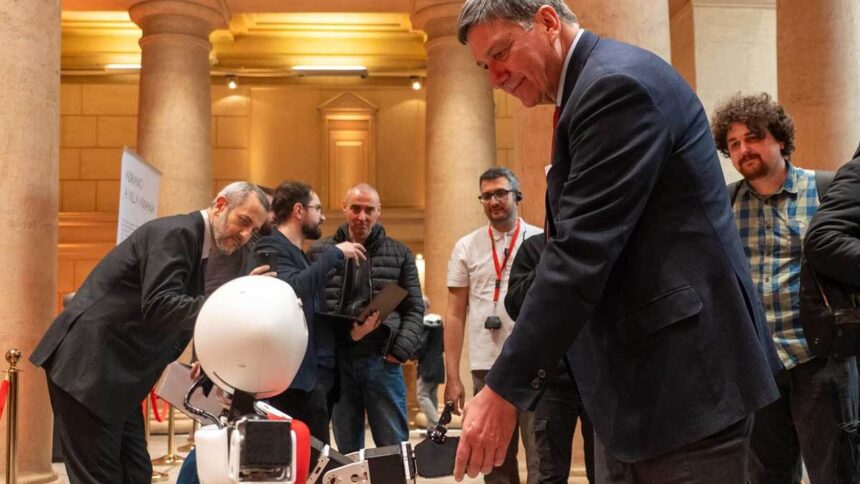 ADRIANO è il primo dipendente robot della PA: esprime emozioni e stringe la mano 1