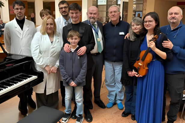 Pianista operato al cervello suona per i medici: "Il mio modo per ringraziarli" 6