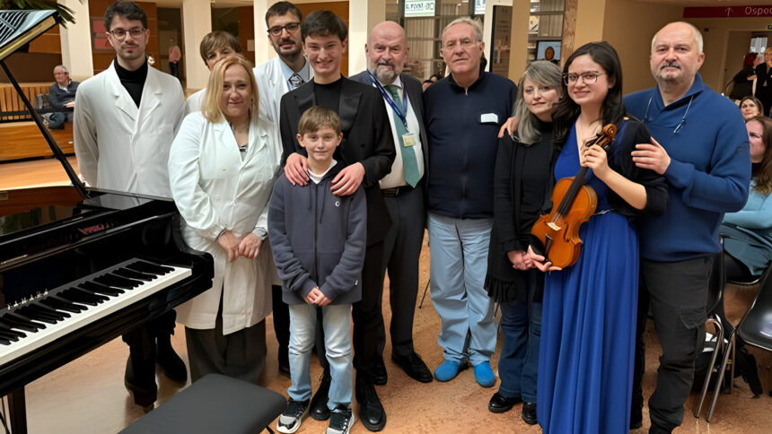 Pianista operato al cervello suona per i medici: "Il mio modo per ringraziarli" 1