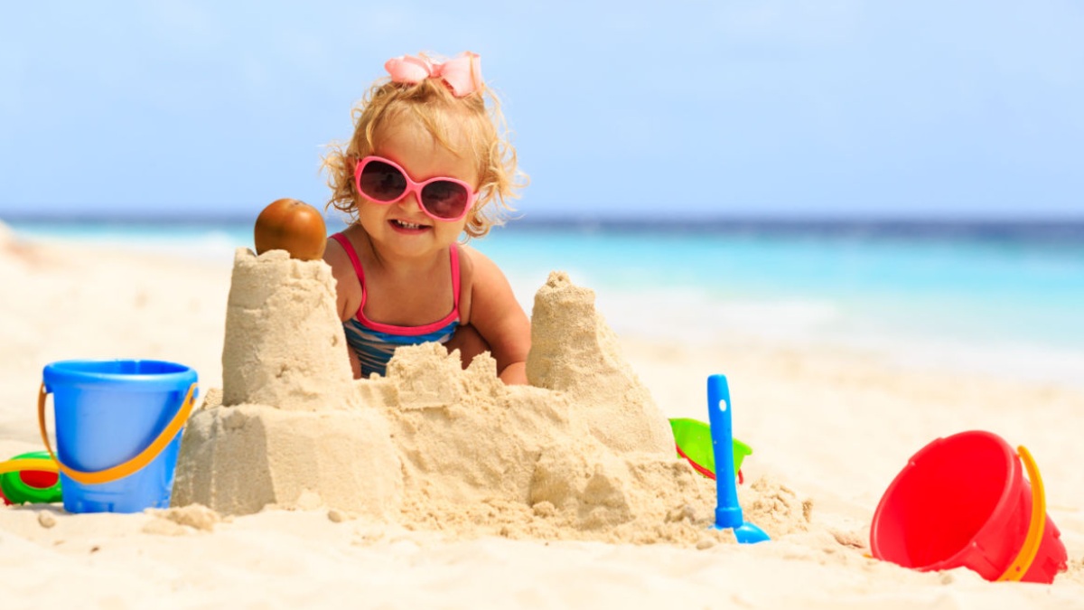 Ferragosto con i bambini: 5 giochi da spiaggia per un weekend indimenticabile 3 Giocare a costruire castelli di sabbia.