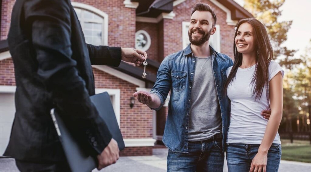 Una giovane coppia compra casa.