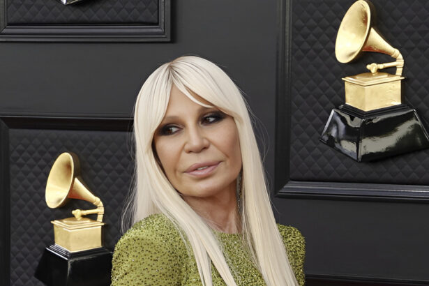 Buon compleanno Donatella Versace: 70 anni di look iconici e un'estetica unica 10