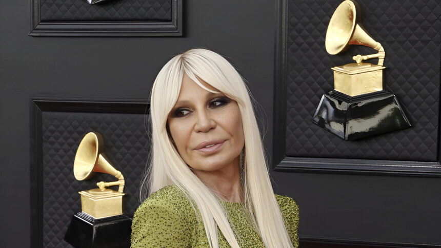 Buon compleanno Donatella Versace: 70 anni di look iconici e un'estetica unica 1