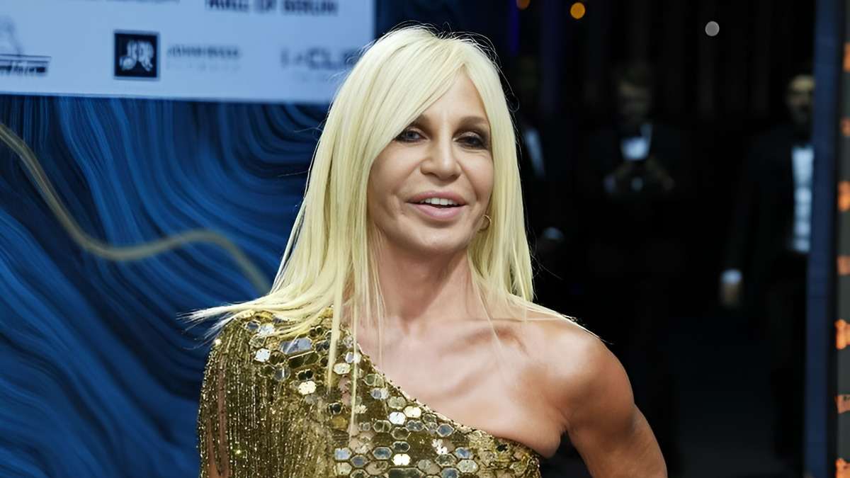 Buon compleanno Donatella Versace: 70 anni di look iconici e un'estetica unica 3