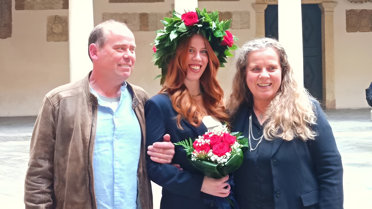 Perde la memoria dopo un'encefalite, poi reimpara a leggere e a scrivere e si laurea 3