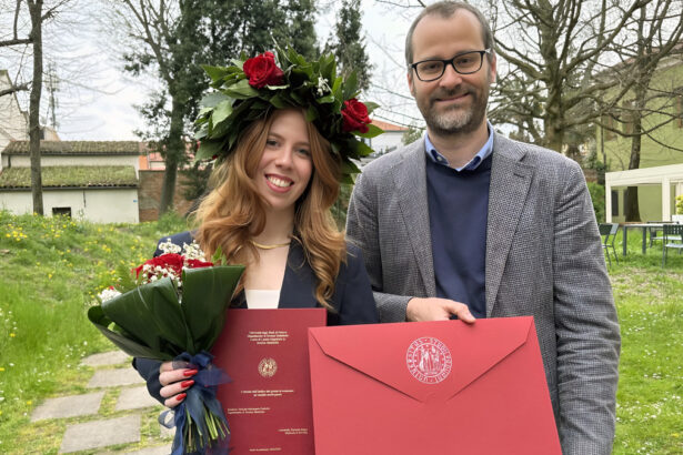 Perde la memoria dopo un'encefalite, poi reimpara a leggere e a scrivere e si laurea 19