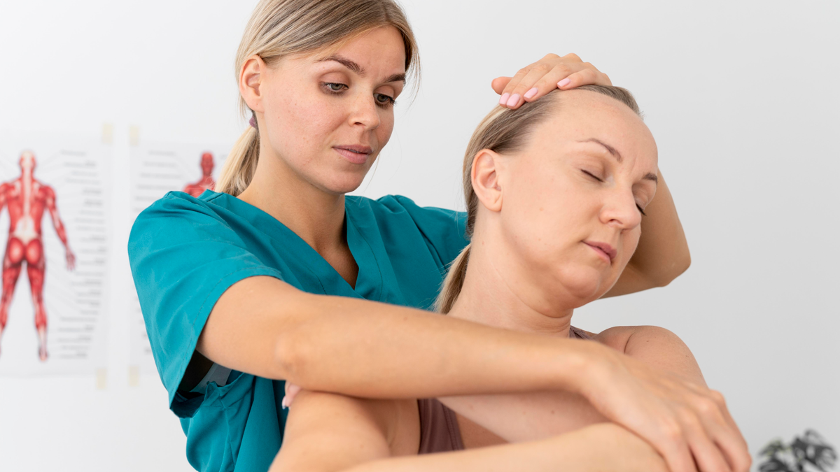 Fisioterapista al lavoro con una paziente.