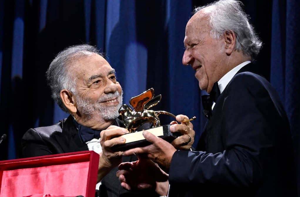 Werner Herzog, Leone d’Oro al Festival di Venezia: “Sono un soldato del cinema” 3 Il passaggio del Leone d’Oro dalle mani di Coppola a quelle di Herzog.