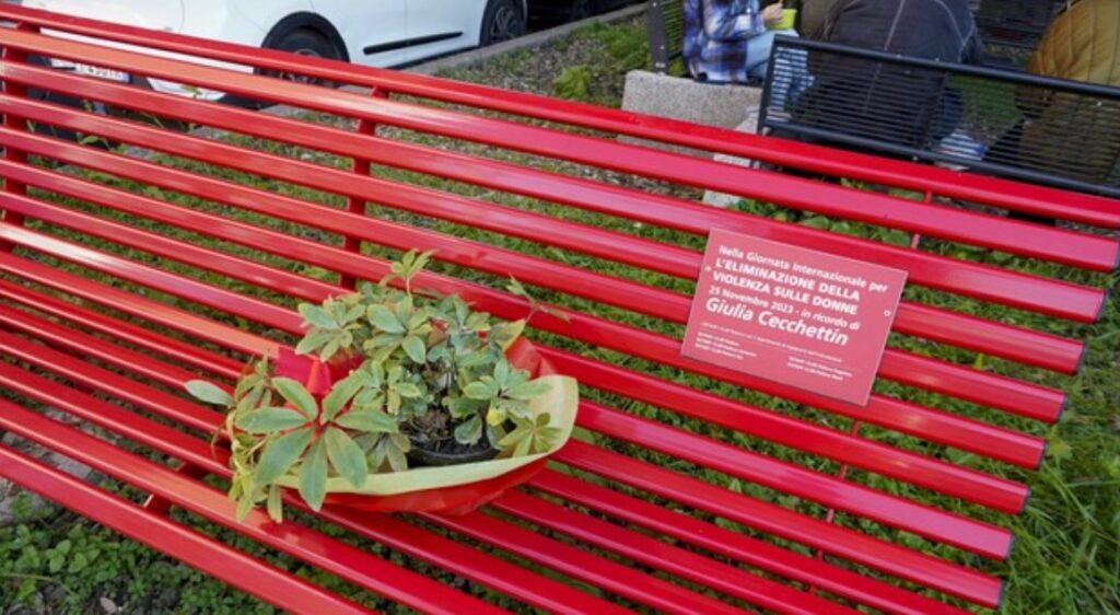 Una panchina commemora il femminicidio.