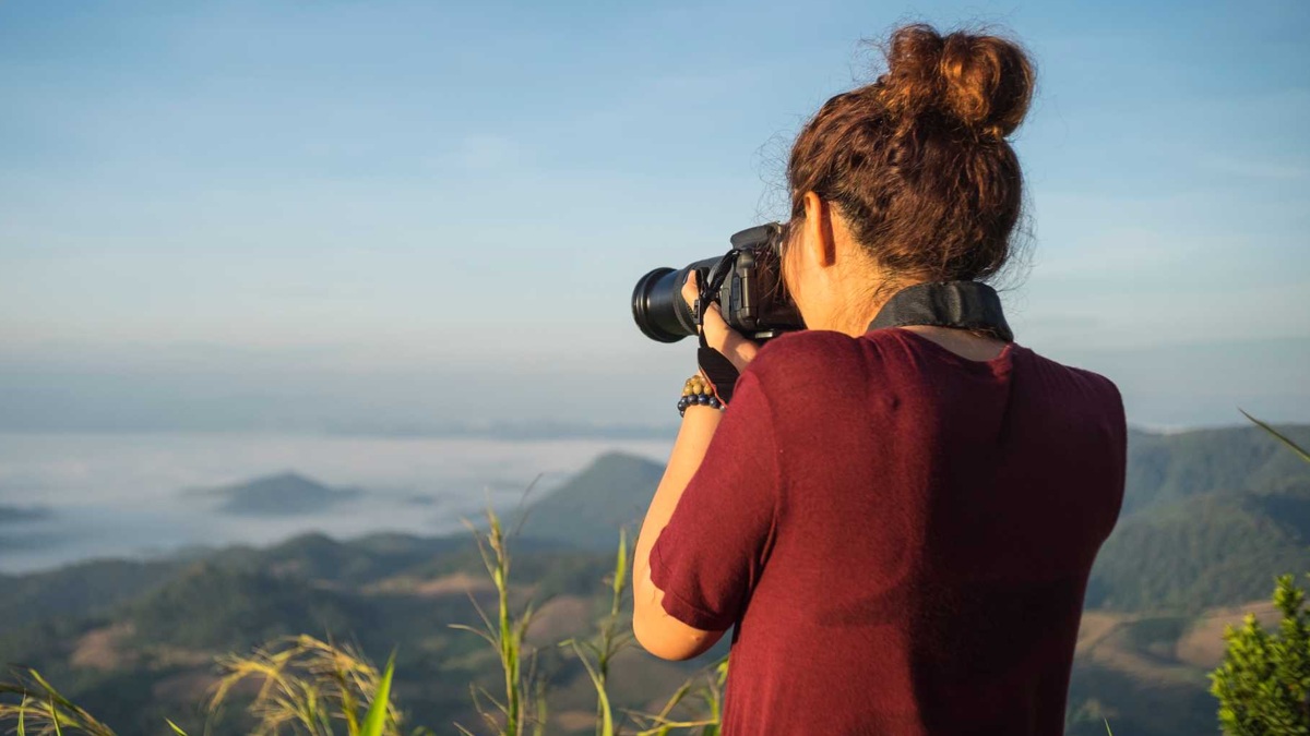Una ragazza scatta foto del suo viaggio.