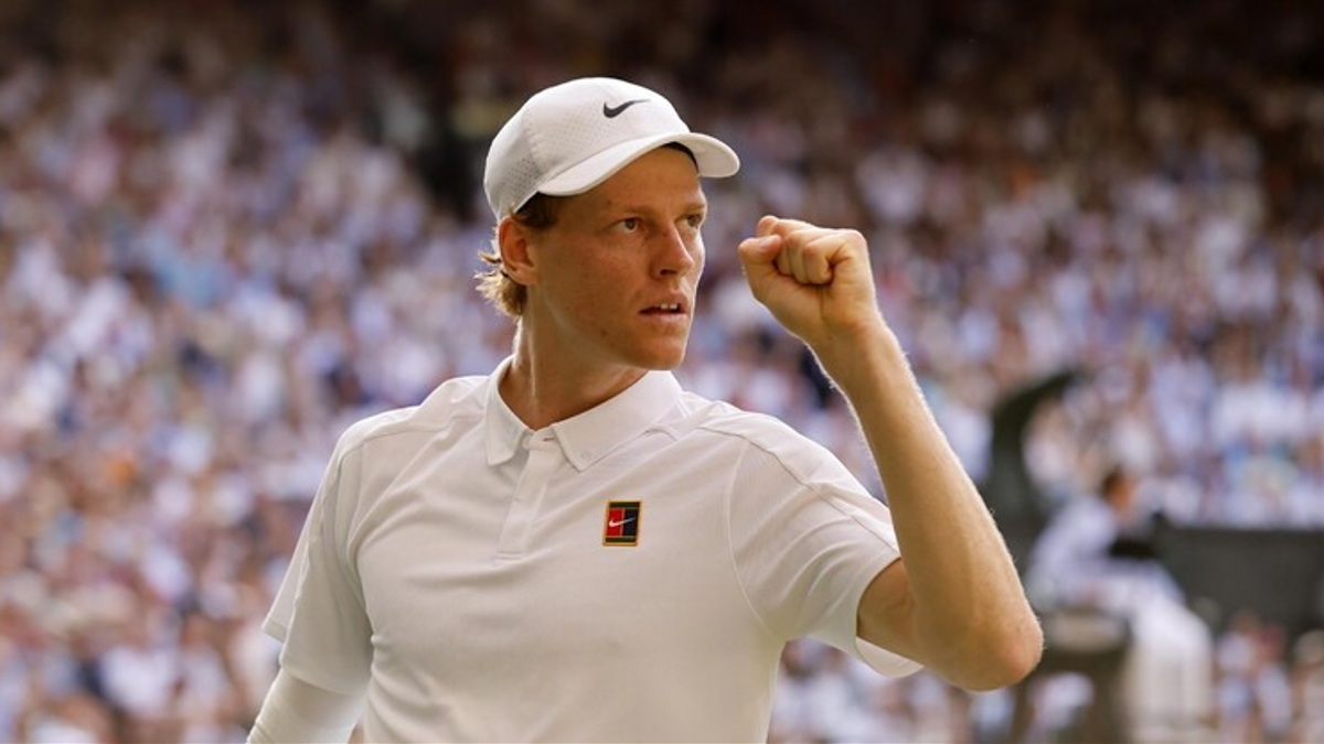 Jannik Sinner entra nella storia: è il primo italiano a vincere Wimbledon 3 Sinner mentre gioca in campo.
