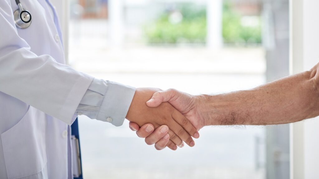 Stretta di mano tra dottore e paziente.