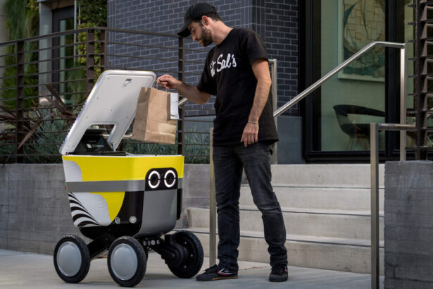 Cos'è Uber Eats, il robot che ci consegna la cena a casa senza inquinare 11