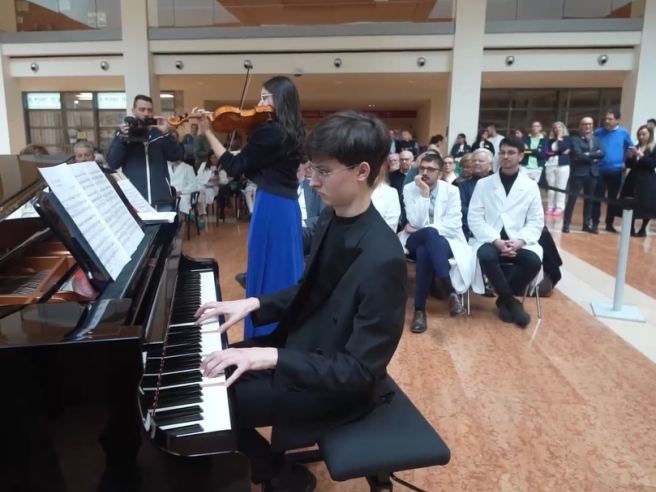 Pianista operato al cervello suona per i medici: "Il mio modo per ringraziarli" 5