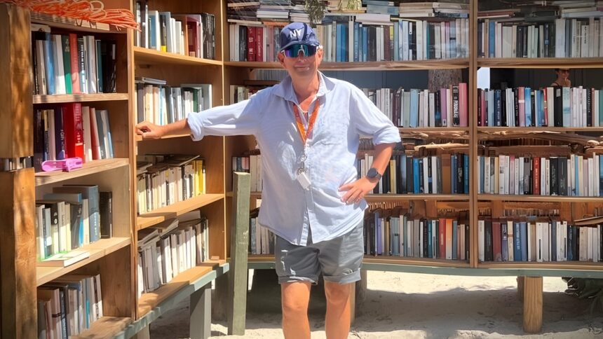 Il fascino di Beach Library, la biblioteca in riva al mare ad Alghero 2 Il fascino di Beach Library, la biblioteca in riva al mare ad Alghero 1