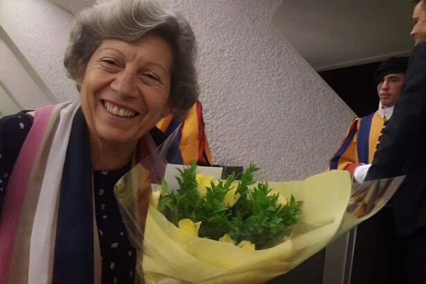 Chi è Carmela Mancuso, la "signora dei fiori gialli" salutata da Papa Francesco 15