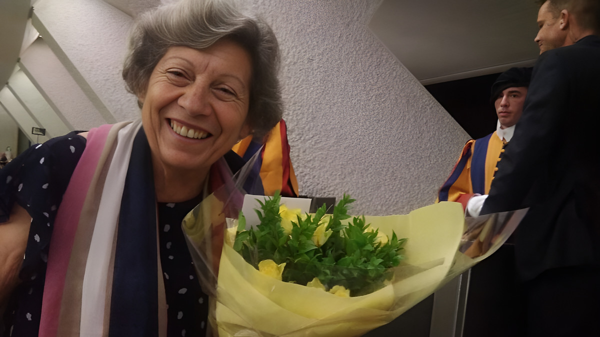 Chi è Carmela Mancuso, la "signora dei fiori gialli" salutata da Papa Francesco 17