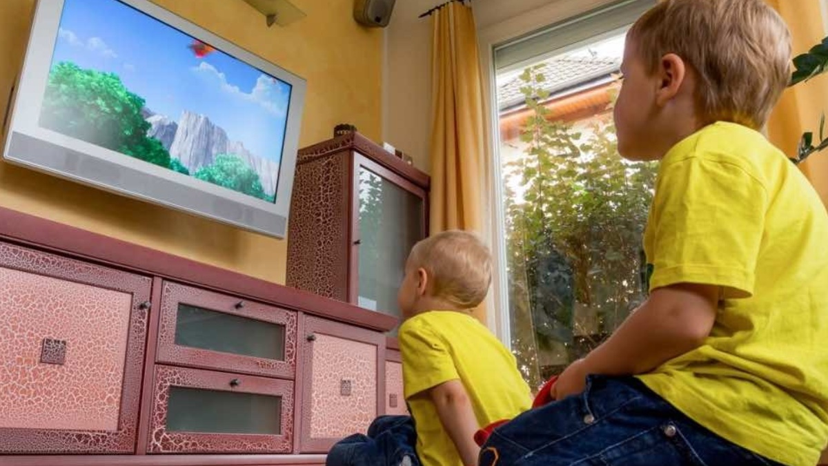 Bambini guardano cartoni animati.