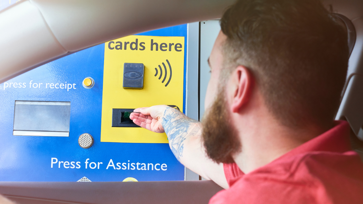 Una persona al casello autostradale.