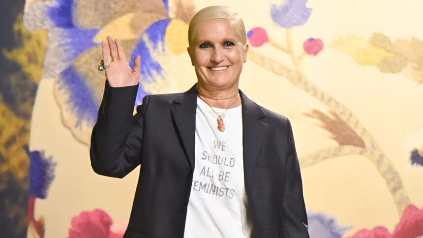 Chi è Maria Grazia Chiuri, ex direttrice Dior e prima donna a guidare il brand 2 Chi è Maria Grazia Chiuri, ex direttrice Dior e prima donna a guidare il brand 1