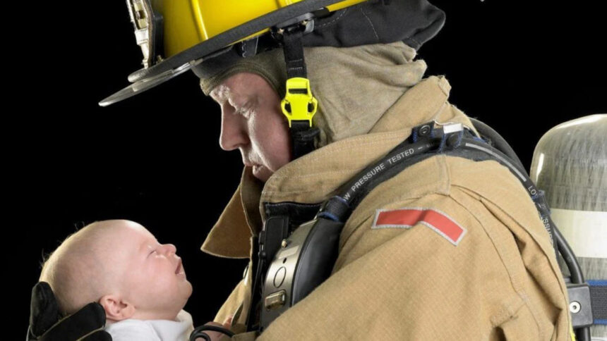 Un pompiere trova bimbo nella culla per la vita della caserma, ora è il suo papà 2 Un pompiere trova bimbo nella culla per la vita della caserma, ora è il suo papà 1