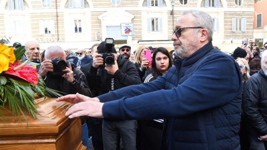 Antonello Fassari, l’ultimo saluto dei colleghi: "Un pezzo di vita che se ne va" 2 Antonello Fassari, l’ultimo saluto dei colleghi: "Un pezzo di vita che se ne va" 1