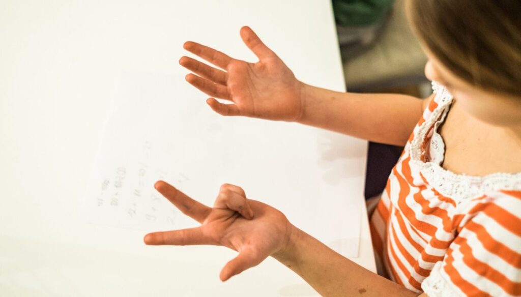 Contare con le dita sviluppa nei bambini il pensiero aritmetico: lo studio 3