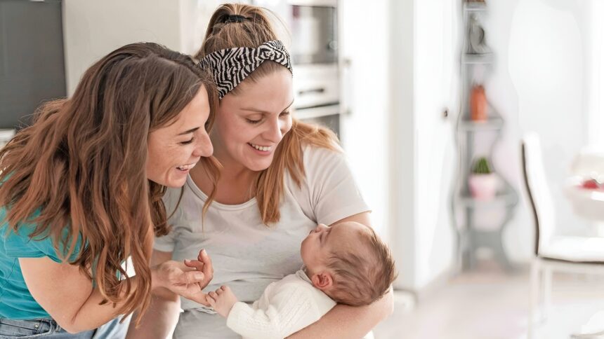 Coppie omogenitoriali: "La madre intenzionale ha diritto a congedo di paternità" 2 Coppie omogenitoriali: "La madre intenzionale ha diritto a congedo di paternità" 1