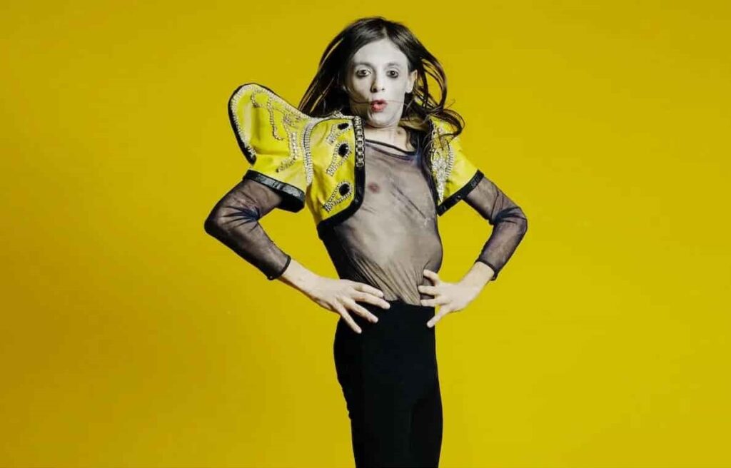 Le prove di Lucio Corsi all'Eurovision: stile vintage e sottotitoli in inglese 4 Le prove di Lucio Corsi all'Eurovision: stile vintage e sottotitoli in inglese 3