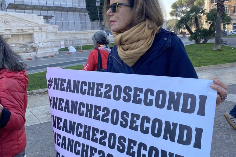 Molestie, per la Cassazione: "È violenza anche se dura pochi secondi" 3