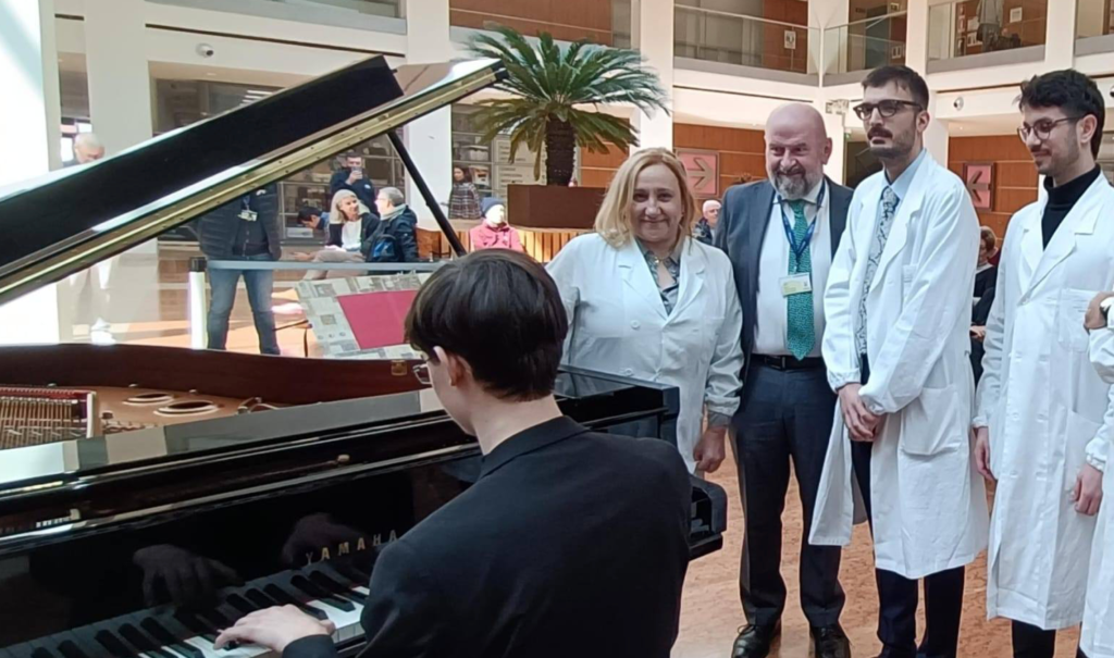 Pianista operato al cervello suona per i medici: "Il mio modo per ringraziarli" 3