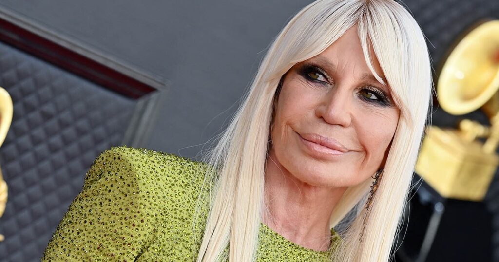 Perché Donatella Versace lascia la direzione creativa del brand e chi è il sostituto 3